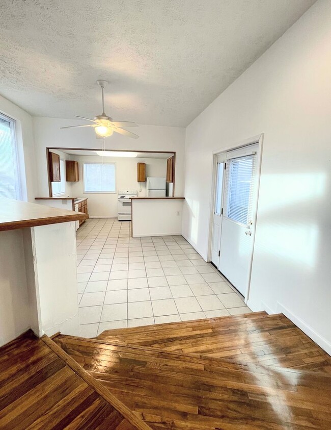 Building Photo - Large 2 Bed, 1 Bath