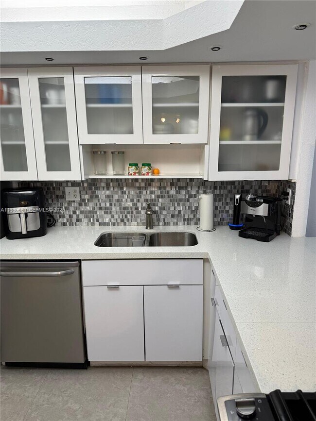 Building Photo - 3140 S Ocean Dr