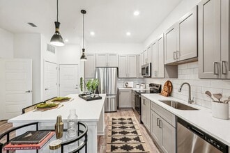 Building Photo - Tapestry University Park