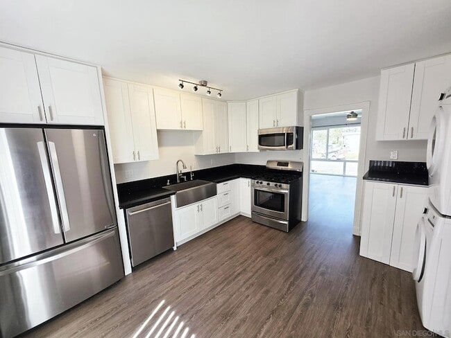 Building Photo - 4907 Iroquois Ave