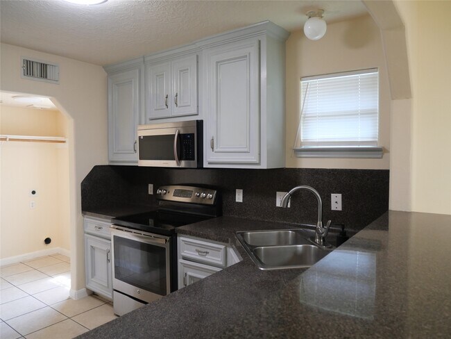 Building Photo - 6603 Schambray St