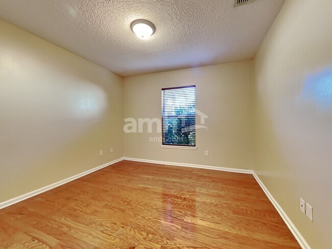 Building Photo - 821 Templeton Ln