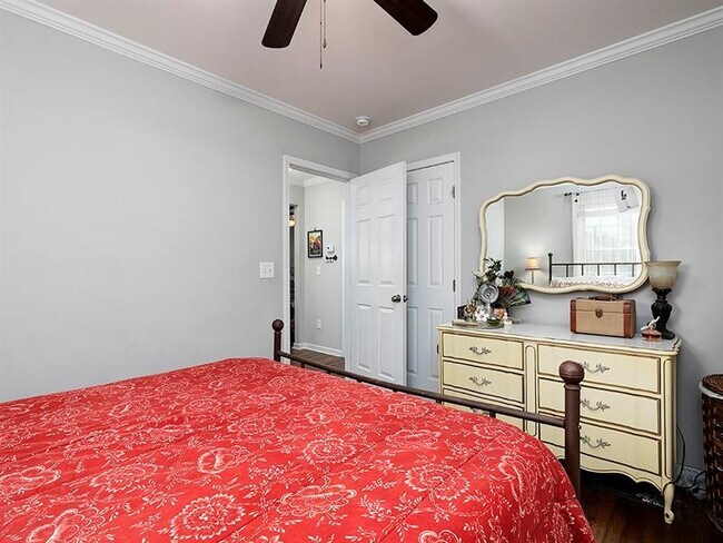 Building Photo - 574 Church St