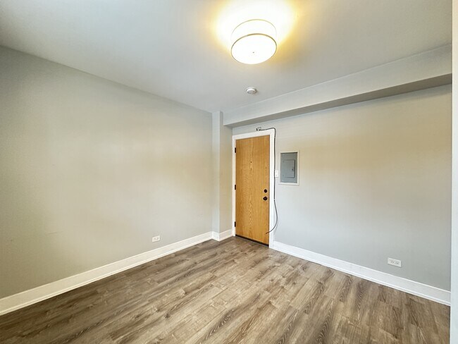 Building Photo - 503 W Belmont Ave