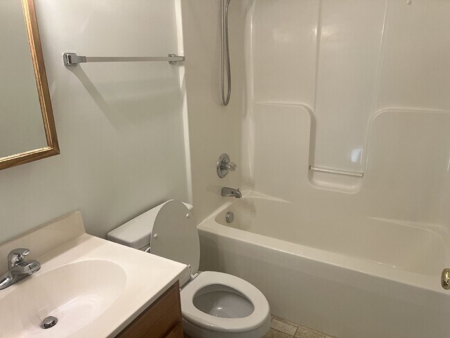 Building Photo - Charming 3-Bedroom End Unit Townhouse in B...