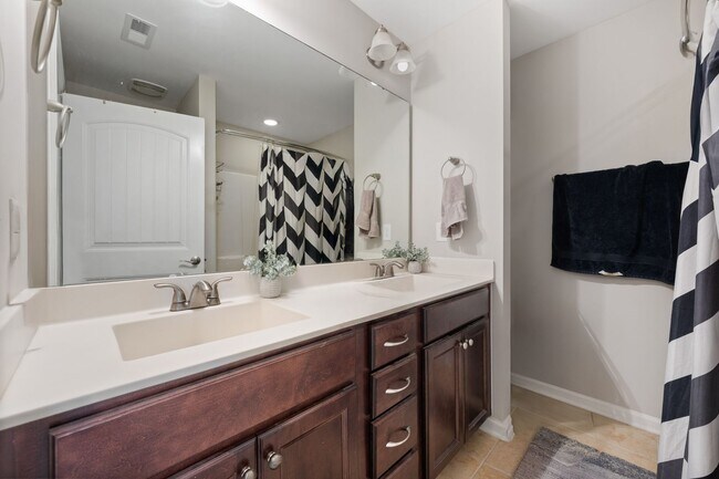 Building Photo - 3-Bedroom Townhome Available Eary July!