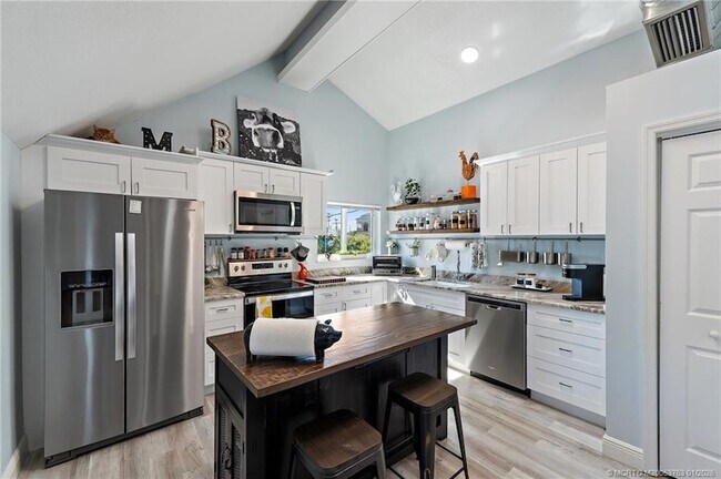 Building Photo - 310 SE Denver Ave