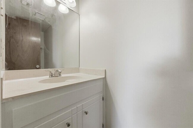 Building Photo - 1928 Holly Hill Dr