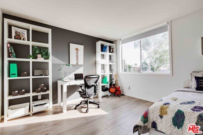 Building Photo - 960 N San Vicente Blvd