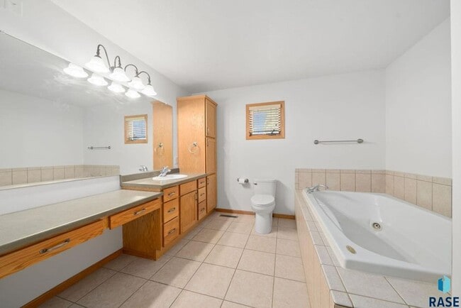 Building Photo - Charming Multi-Level Home! Large Backyard,...
