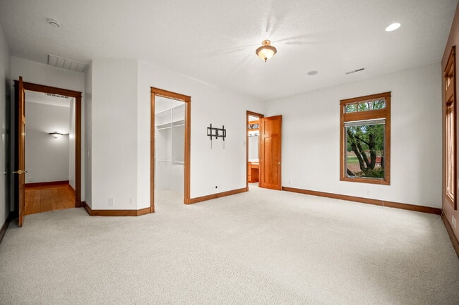 Building Photo - "Spacious 4-Bedroom, 4.5 Bathroom 4792 sq. ft. Retreat with Scenic Views and Cozy Fireplace in St...