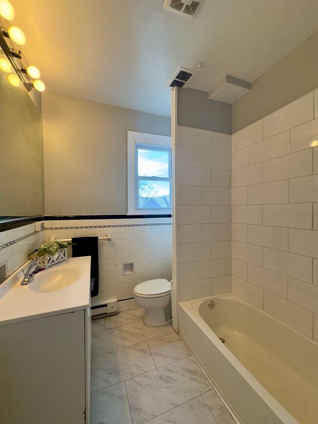 Building Photo - Charming 3 Bedroom/2 Bathroom Townhome in Ednor Gardens-Lakeside, MD!
