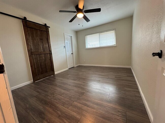 Building Photo - 2006 Ash St