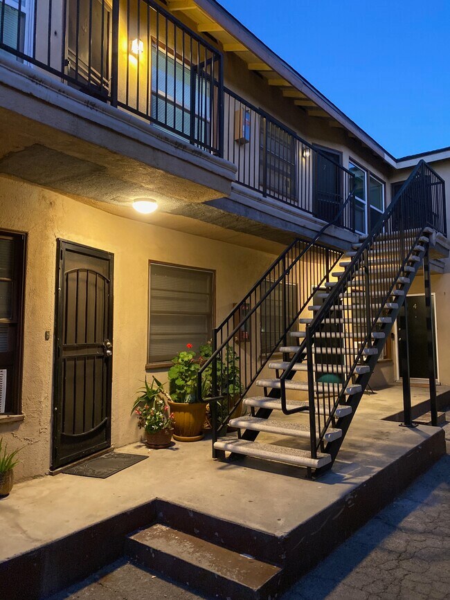 Side of the building - 6128 De Longpre Ave