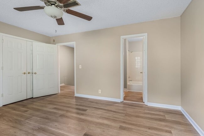 Building Photo - Convenient Brentwood Condo