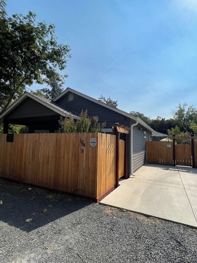 Building Photo - 126 W 20th St