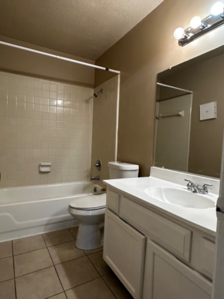 Building Photo - 9700 Leawood Blvd