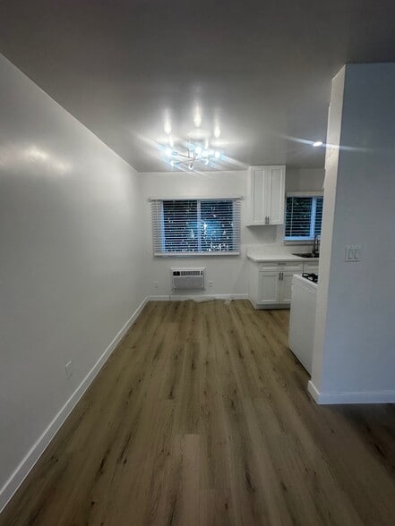 Building Photo - 13001 Vanowen St