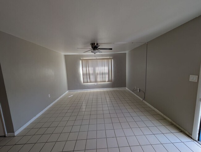 Building Photo - Updated Ground Floor 2/1 **Water/Sewer Included**