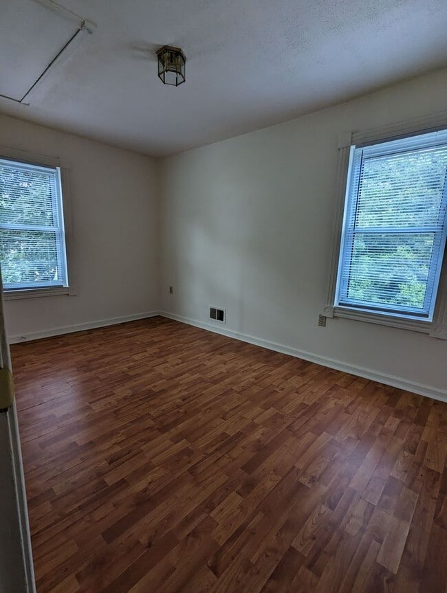 Building Photo - Spacious 3 Bedroom House Available Now!