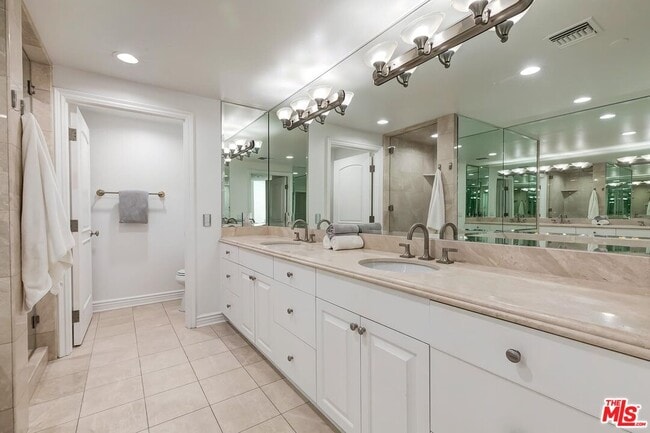 Building Photo - 430 N Oakhurst Dr