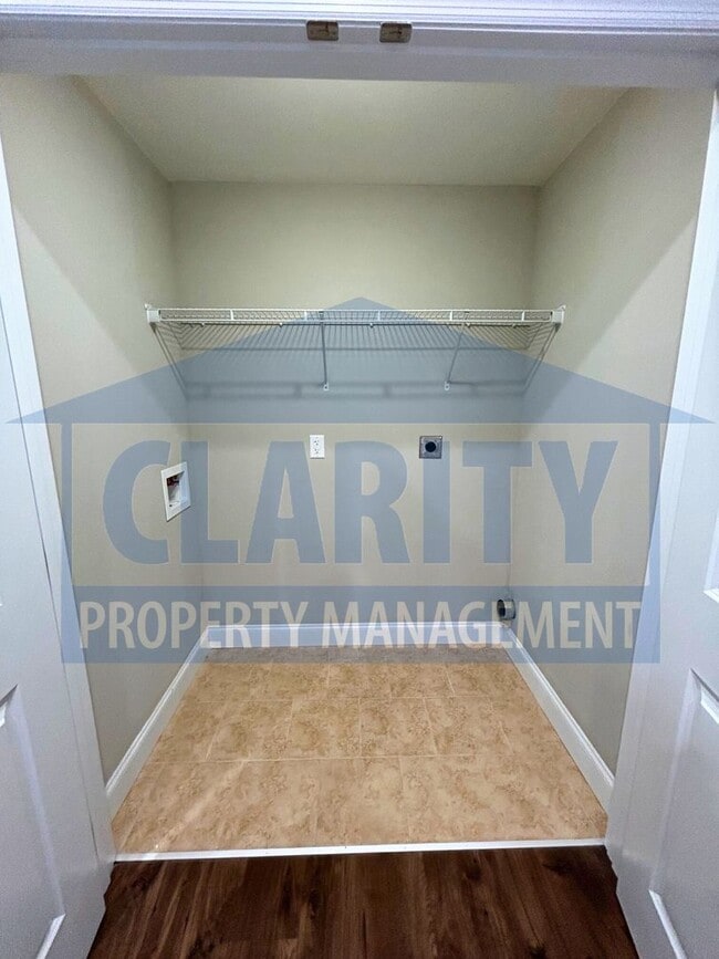 Building Photo - Modern townhome!