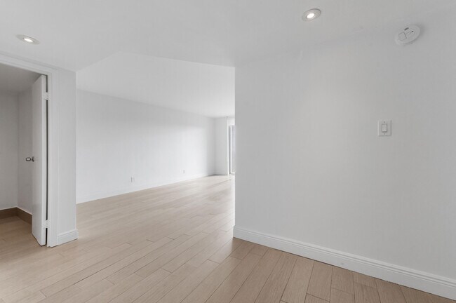 Building Photo - 16546 NE 26th Ave