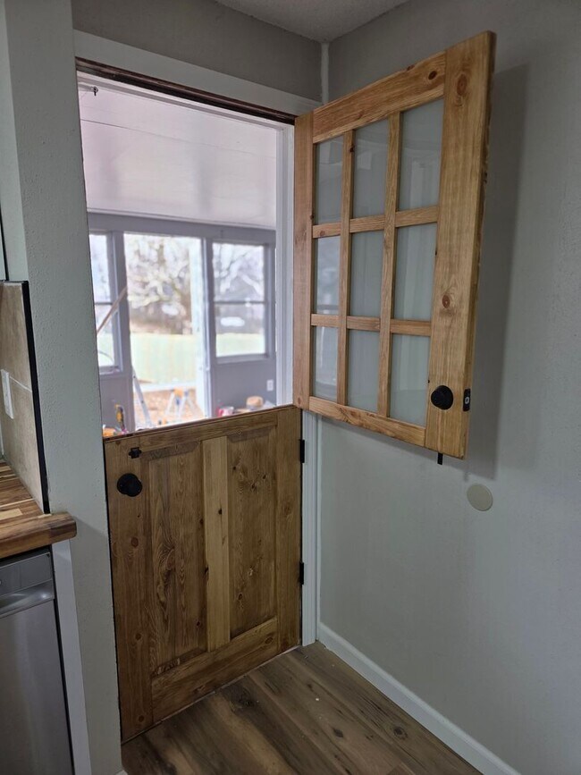 Building Photo - 214 Lobban St