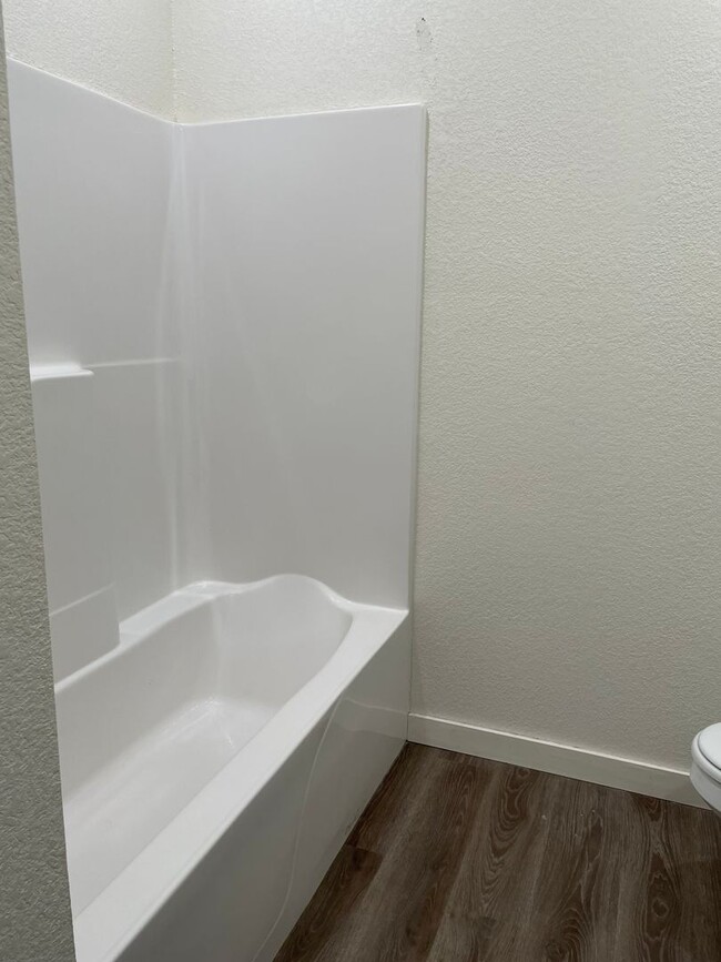 Building Photo - Two Bed/1.5 Bath Home