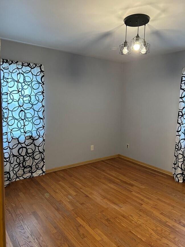 Building Photo - Brick Ranch for Rent in Mayfield HTS walking distance to Golden Gate Plaza