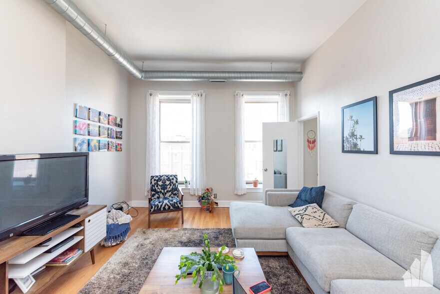 Primary Photo - 1429 W Chicago Ave
