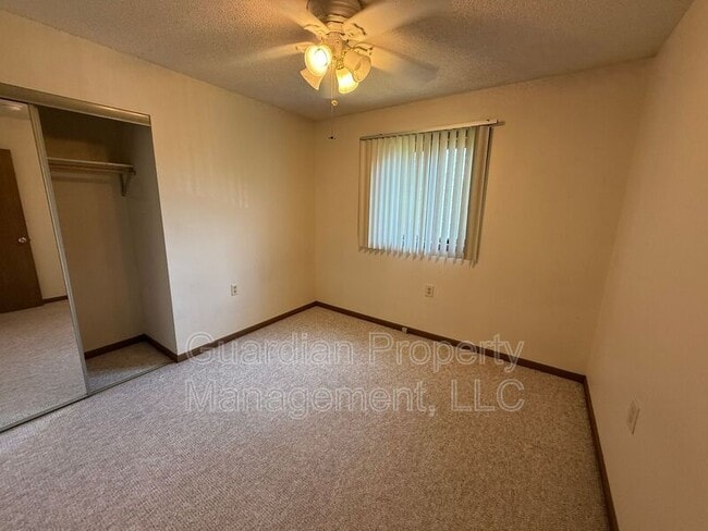 Building Photo - 1633 N Country Club Rd