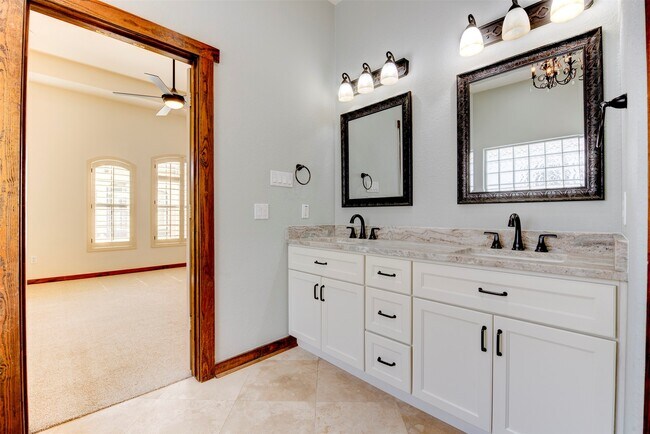 Building Photo - 1426 W 21st St