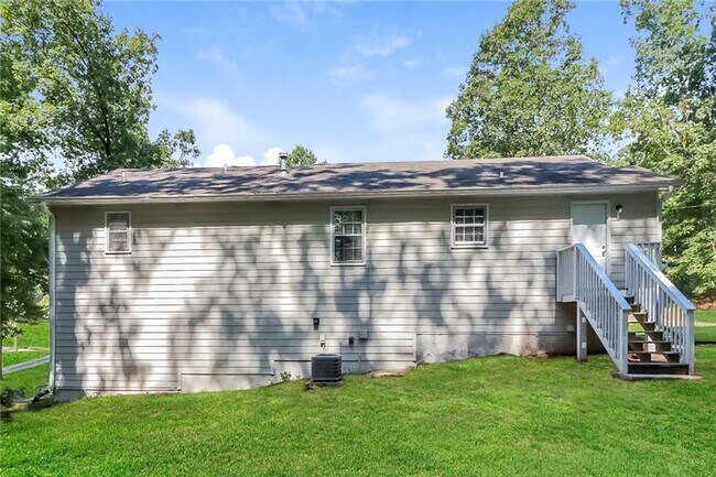 Building Photo - 230 Sweetwater Cir
