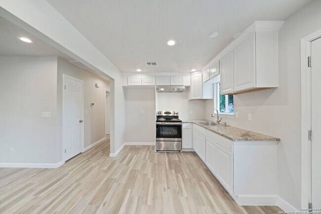 Building Photo - Charming Home Awaits: Spacious & Modern Li...