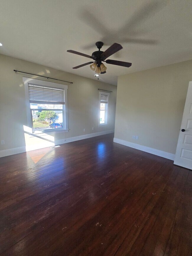 Building Photo - Spacious 5 Bedroom Home in Burlington - Available for Rent