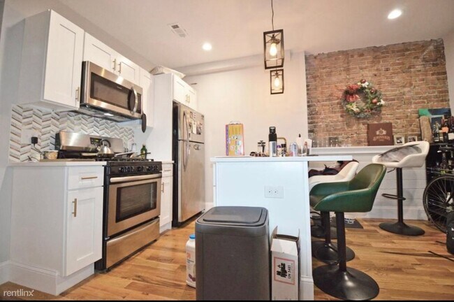 Primary Photo - 305 Saratoga St