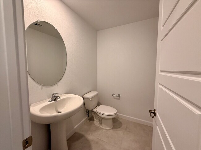 Building Photo - 3 BED 2.5 BATH 2 CAR GARAGE TOWNHOUSE IN CADENCE HENDERSON WITH LOFT