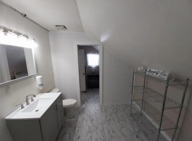 Building Photo - 868 Main St