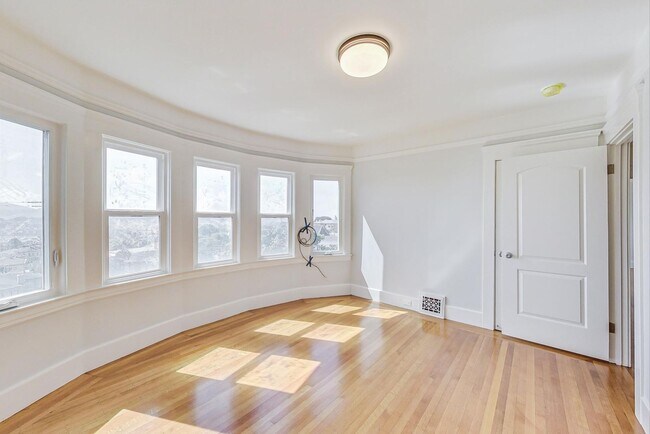 Building Photo - Introducing the Perfect Blend of Elegance and Comfort in San Francisco's Westwood Highlands!