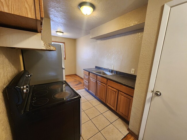 Building Photo - $550 - 1 bed 1 bath apartment *FIRST FULL MONTH RENT FREE*