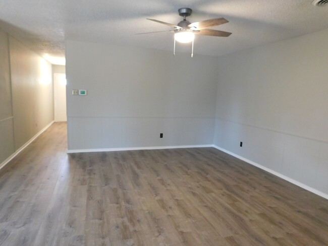 Building Photo - Newly Remodled 3 Bed 2 Bath Home Move In S...