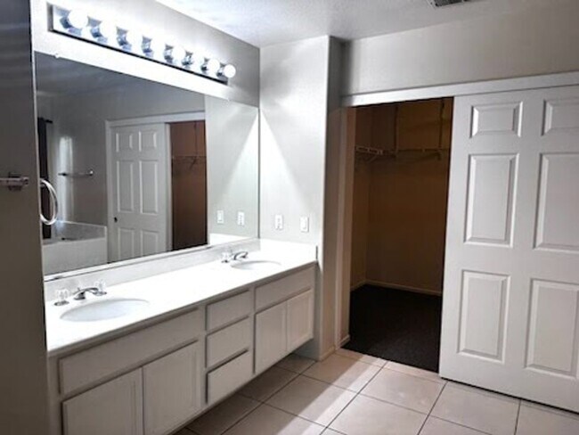 Building Photo - RARE 5 BEDROOMS in the BRIARWOOD Neighborh...