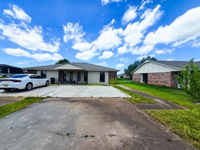 Building Photo - Cute 2 bedroom Duplex near OBU