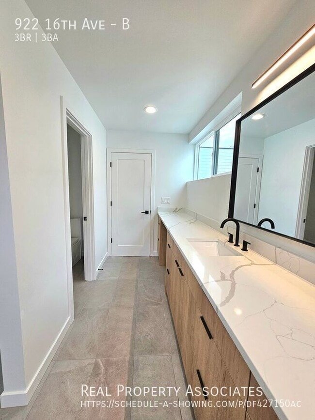 Building Photo - 922 16th Ave