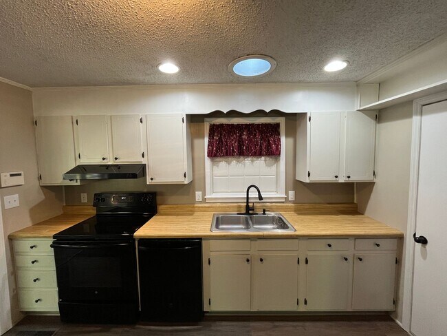 Building Photo - Charming 3-bedroom, 1.5-bathroom property in Pfafftown