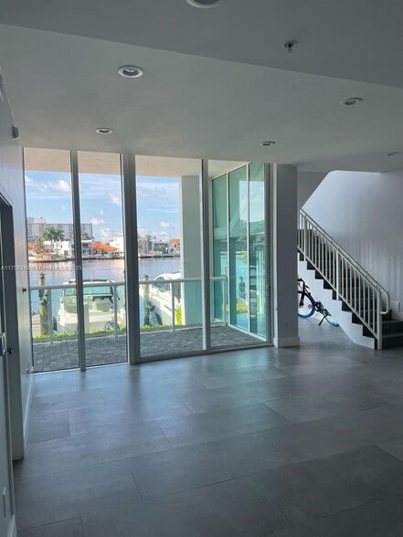 Primary Photo - 400 Sunny Isles Blvd