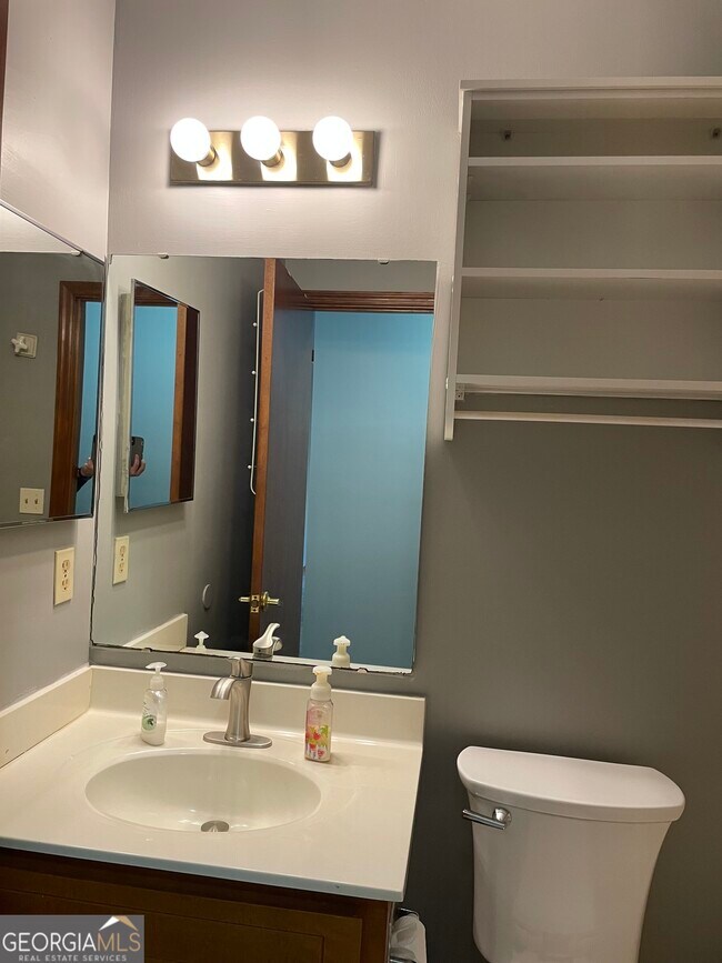 Building Photo - 211 N Woodvalley Dr