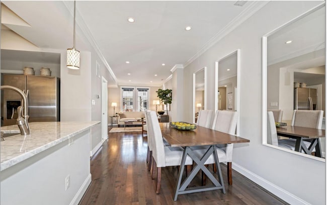 Building Photo - 4 bed 3.5 bath. Parking! Pets Welcome!