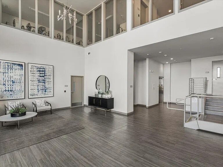 Building Photo - 5925 Charlotte Dr